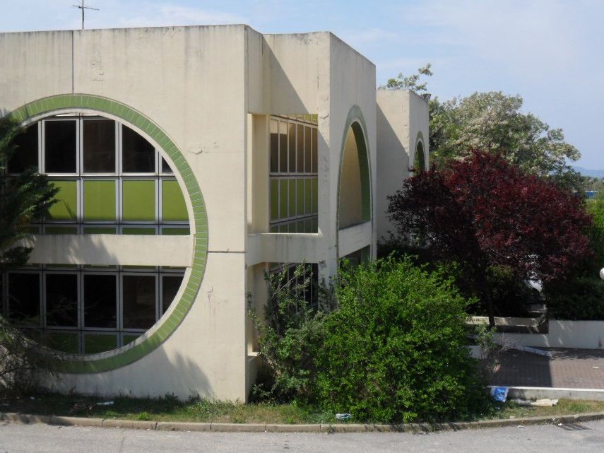 En façade de la RN 113, à 500 mètres de la zone a