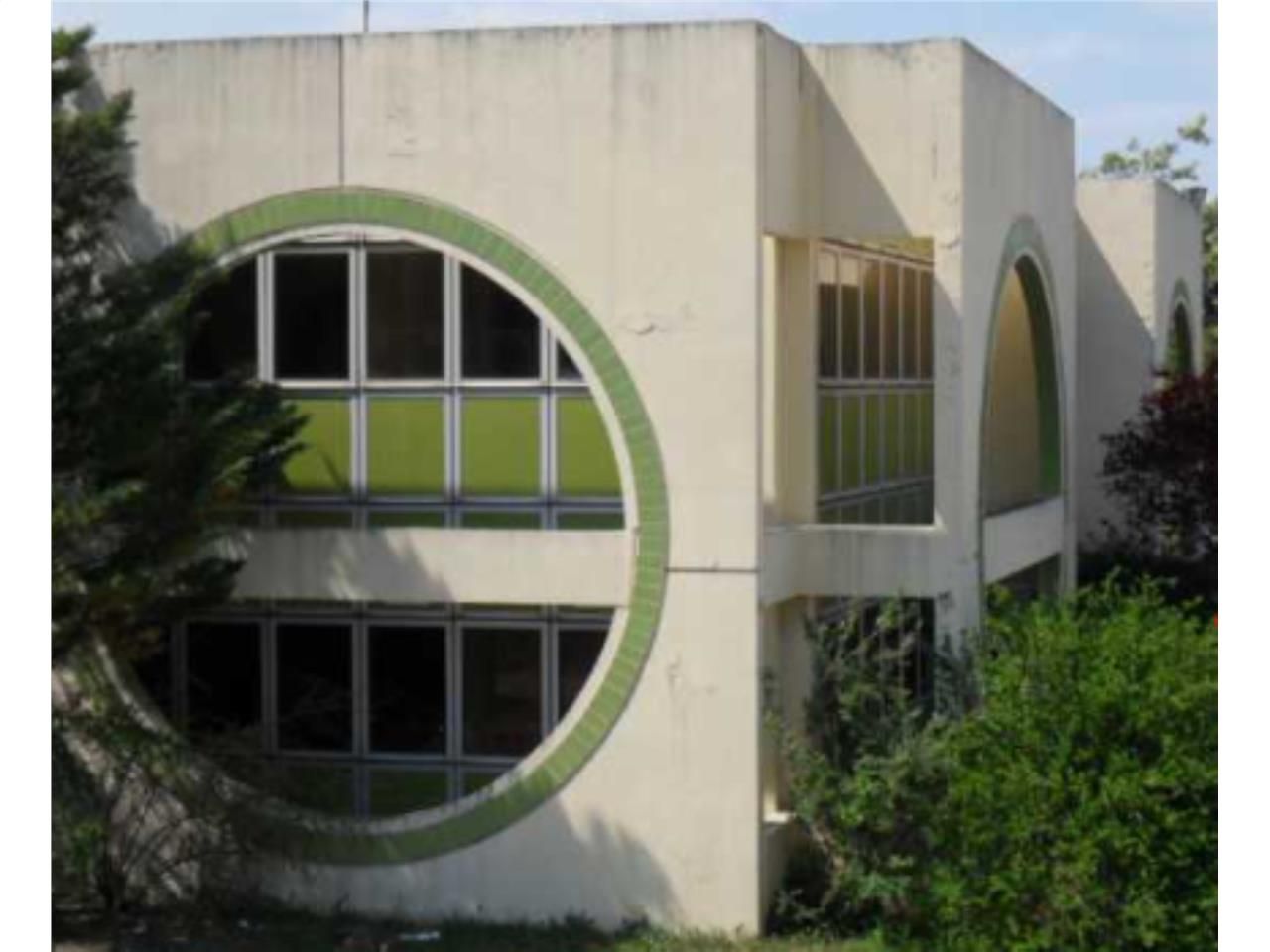 En façade de la RN 113, à 500 mètres de la zone a