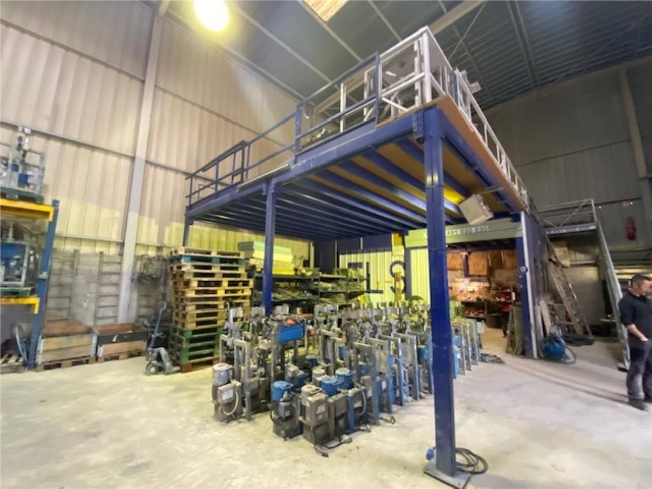 CBRE vous propose des locaux d'activité de 490 m²