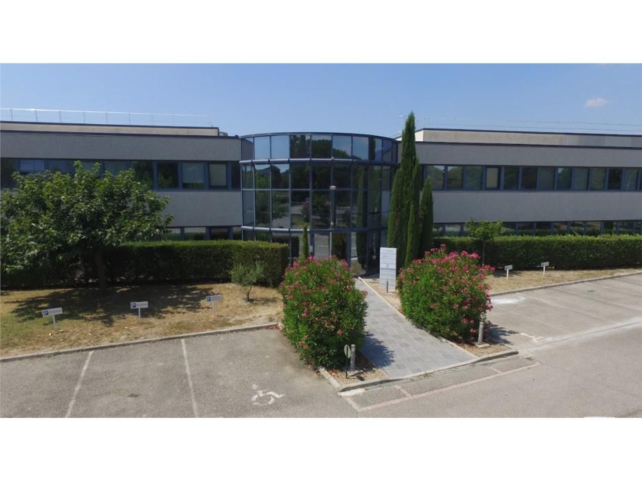 CBRE vous propose un entrepôt de 4 638 m² environ