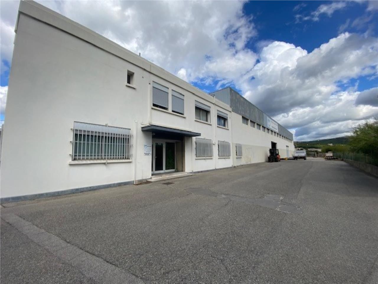 CBRE vous propose un entrepôt de 1 220 m² environ