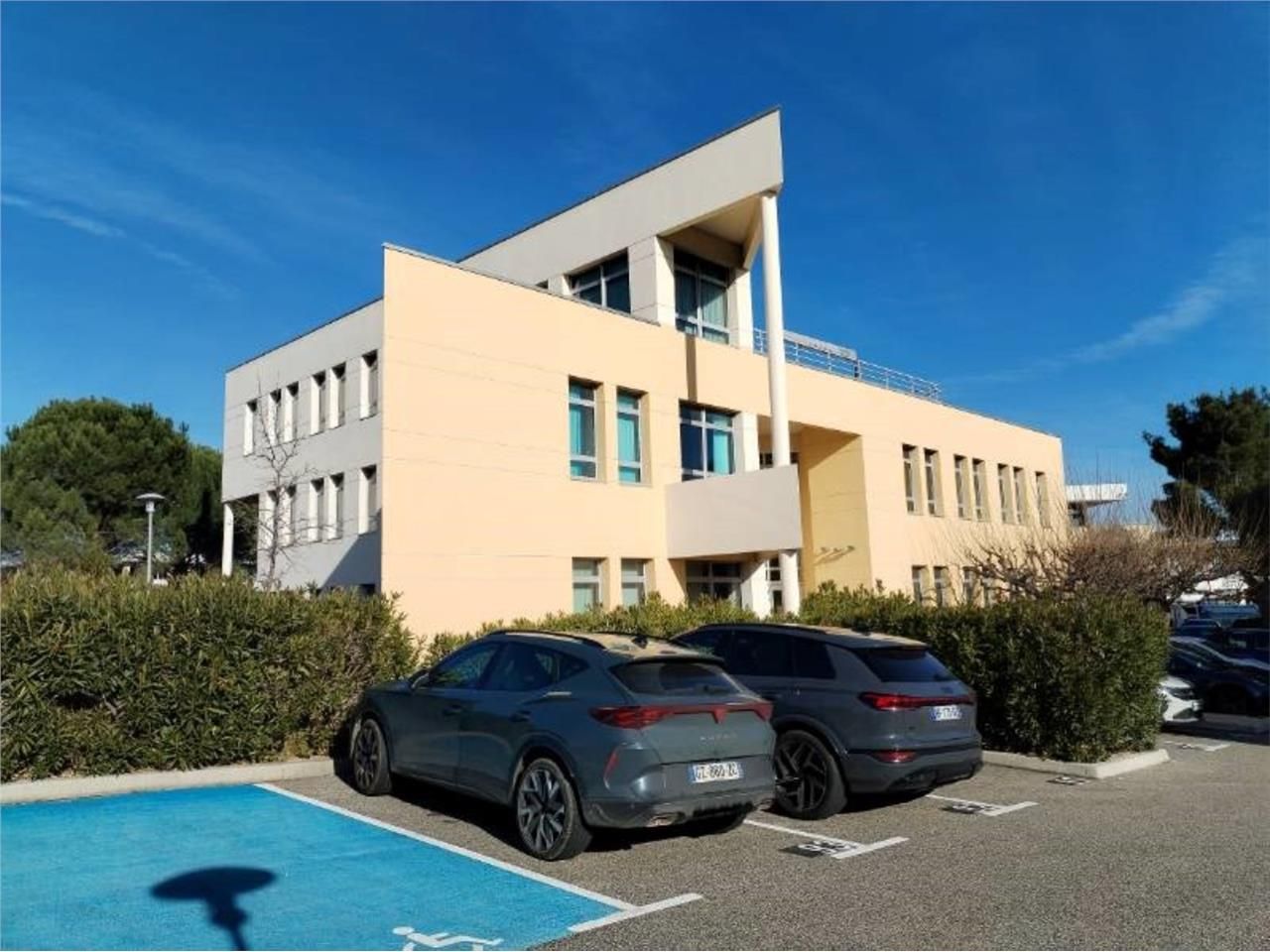 CBRE vous propose des bureaux de 93 m² environ, d