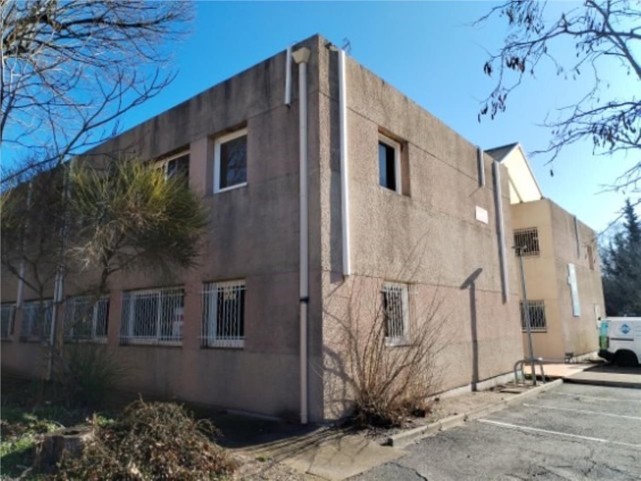 Dans l'environnement paysager du parc tertiaire "