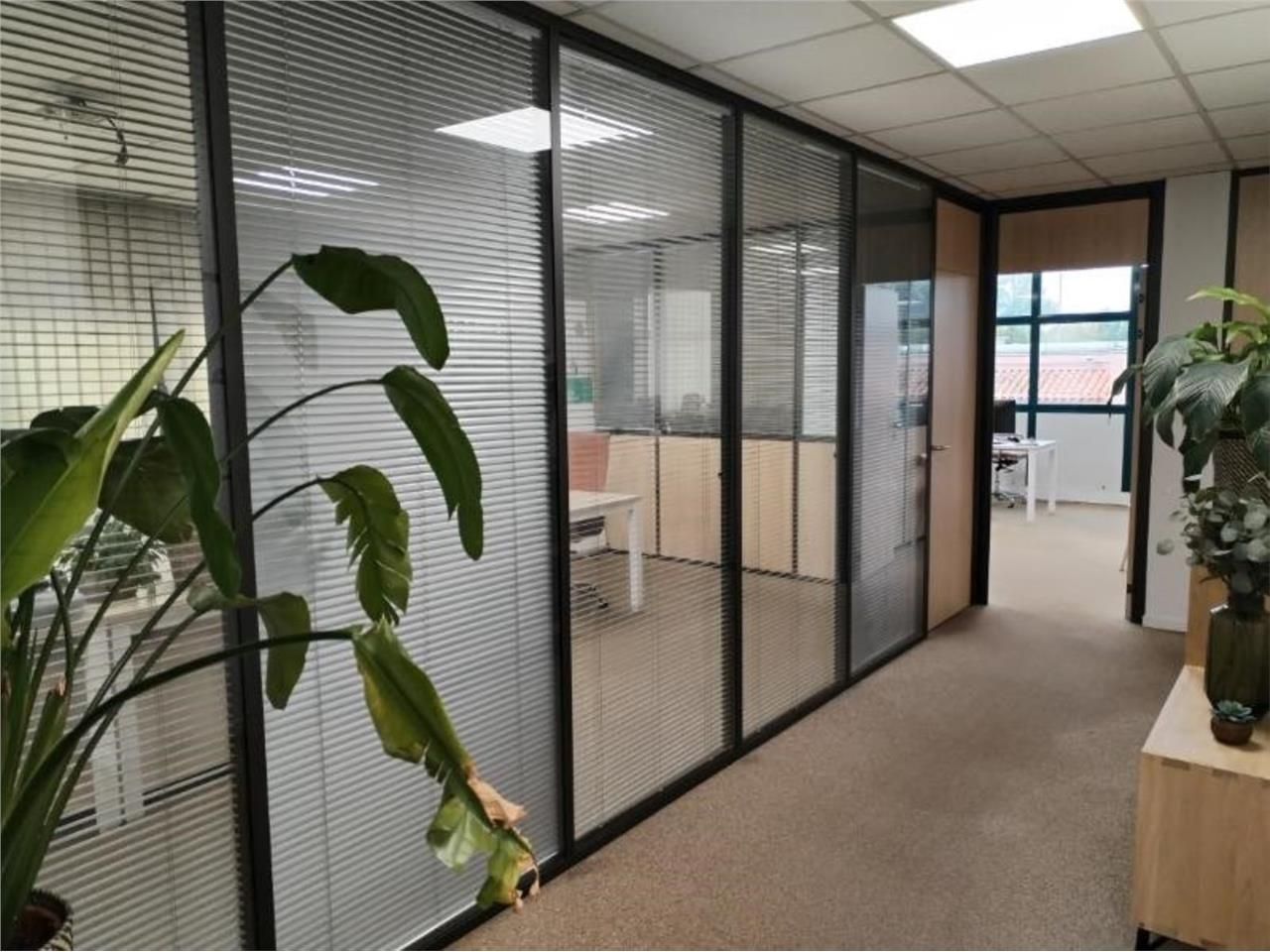 Dans un parc paysager de six immeubles à l'Espace