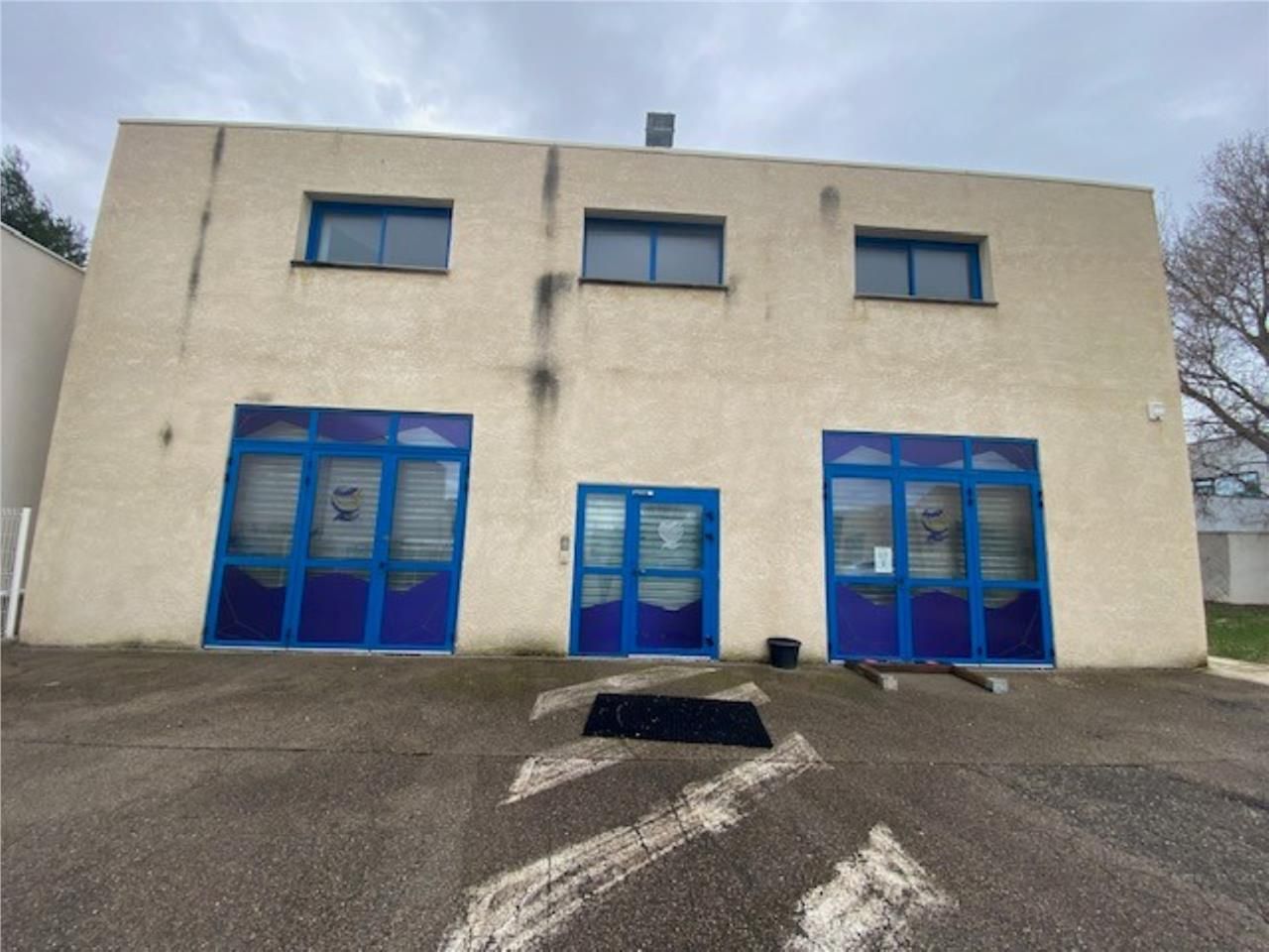 CBRE vous propose 500 m² environ de bureaux et lo