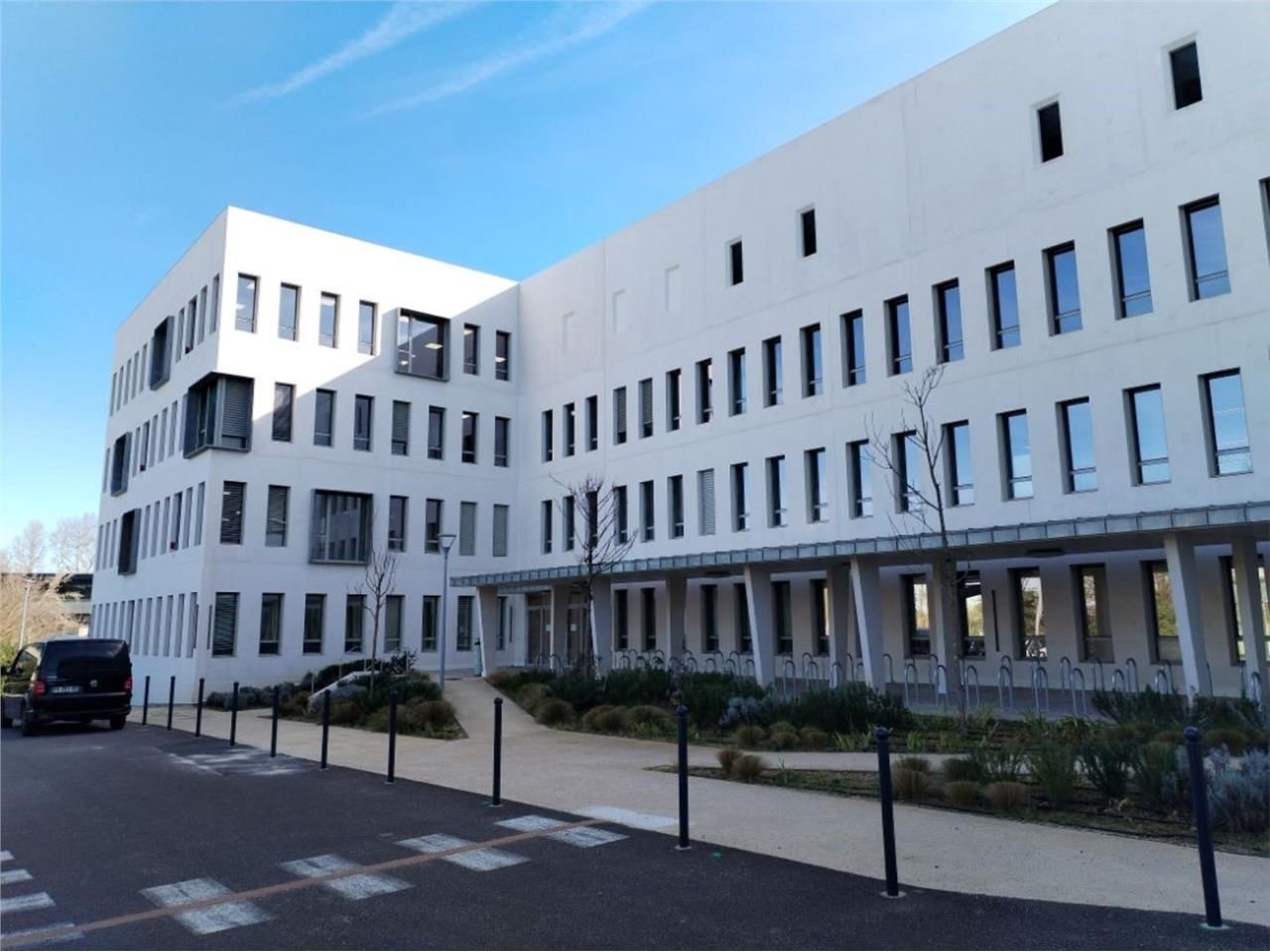 CBRE vous propose 566 m² environ de bureaux à la 