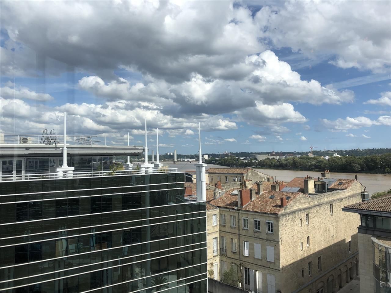 CITE MONDIALE - A louer bureaux, dans un immeuble