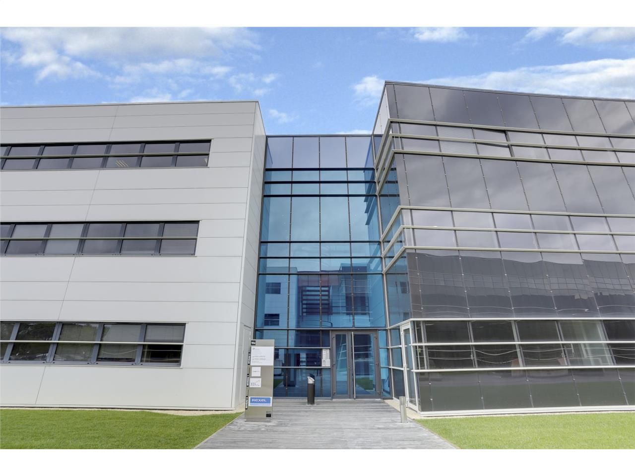 Dans un ensemble immobilier tertiaire récent de p