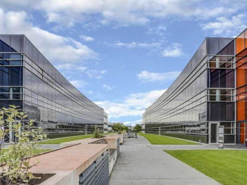 Dans un ensemble immobilier tertiaire récent de p