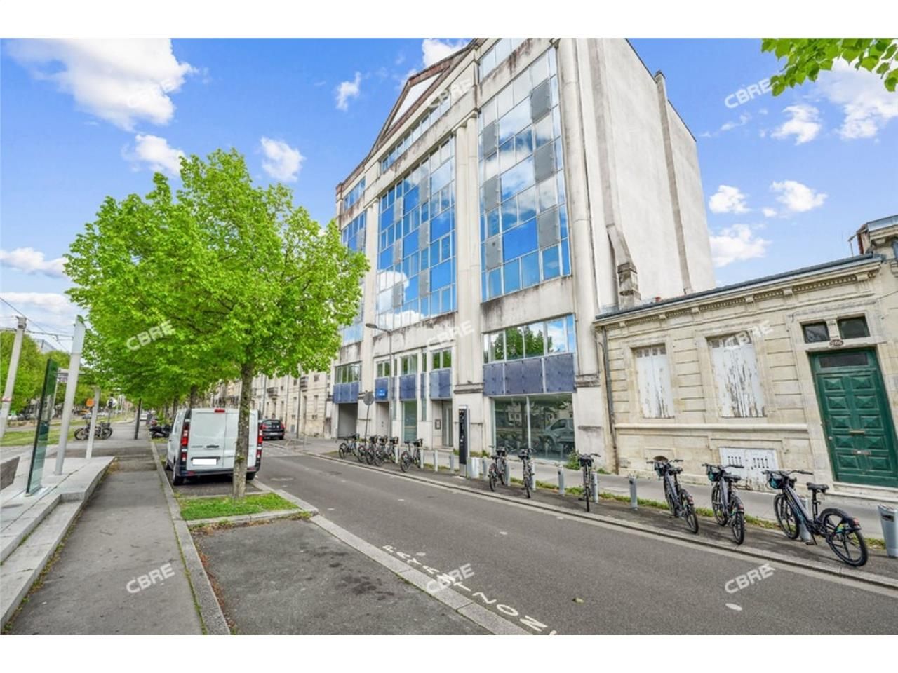 BORDEAUX, au pied de l'arrêt de Tramway Ligne A G