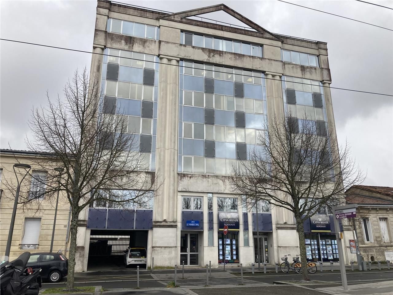 BORDEAUX, au pied de l'arrêt de Tramway Ligne A G