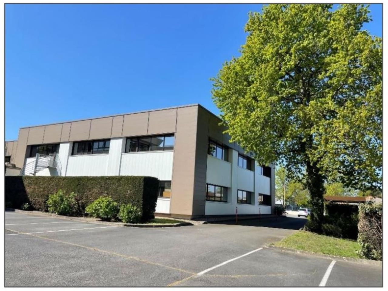 CBRE vous propose 106 m² de bureaux cloisonnés et