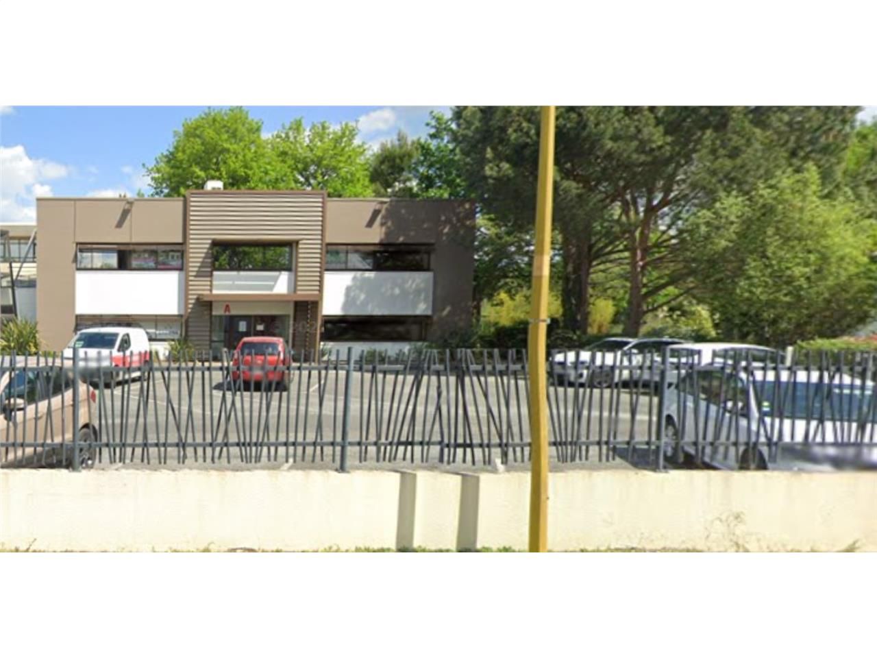 CBRE vous propose 106 m² de bureaux cloisonnés et