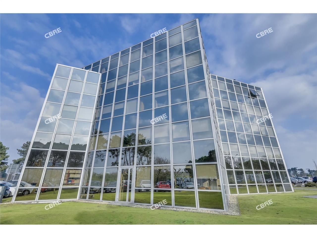 A LOUER - BUREAUX. Excellente visibilité, en bord