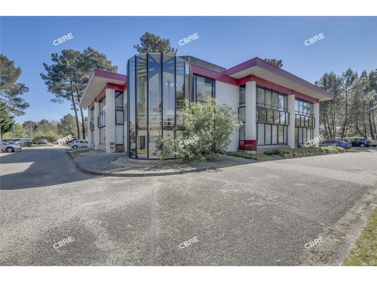 Au coeur d'un parc tertiaire arboré en façade de 