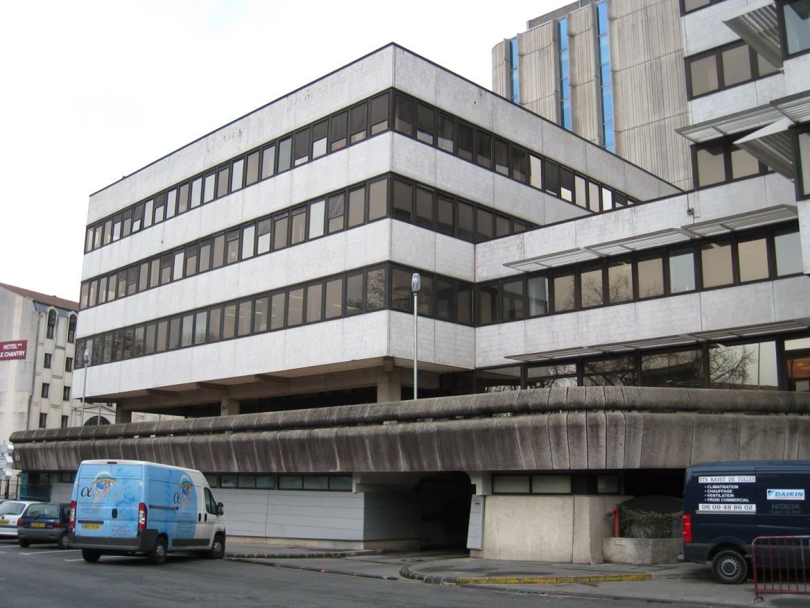 Quartier Mériadeck, au pied du tramway, d'un park