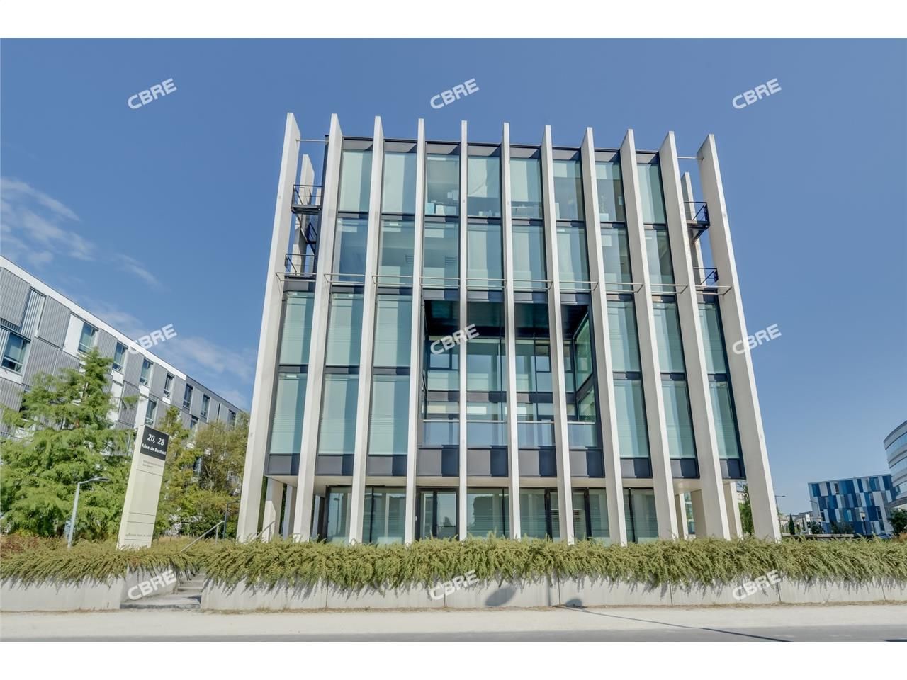 Au pied du tramway ligne C arrêt "Ravezies" qui r