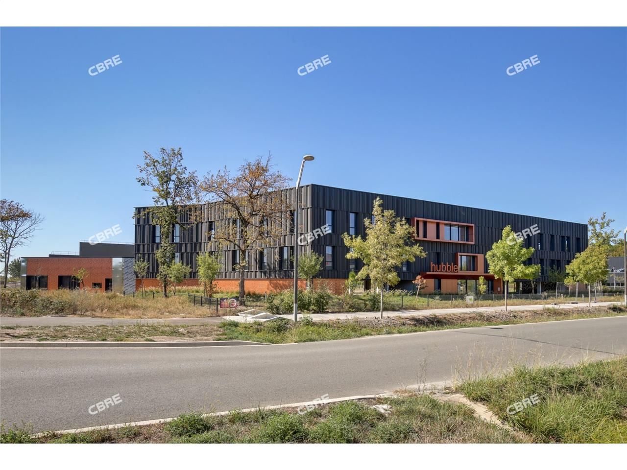 A proximité de la rocade sortie 10 et de l'aéropo