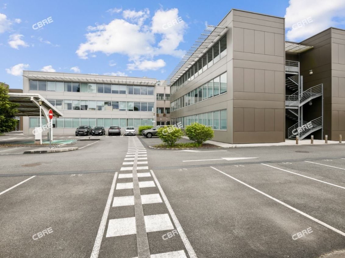 En façade de l'A63, au coeur du parc Stadium, sur