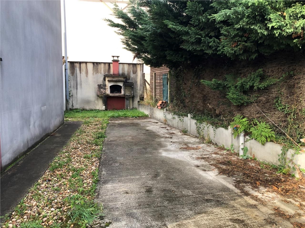 CBRE vous propose à la location sur la commune de