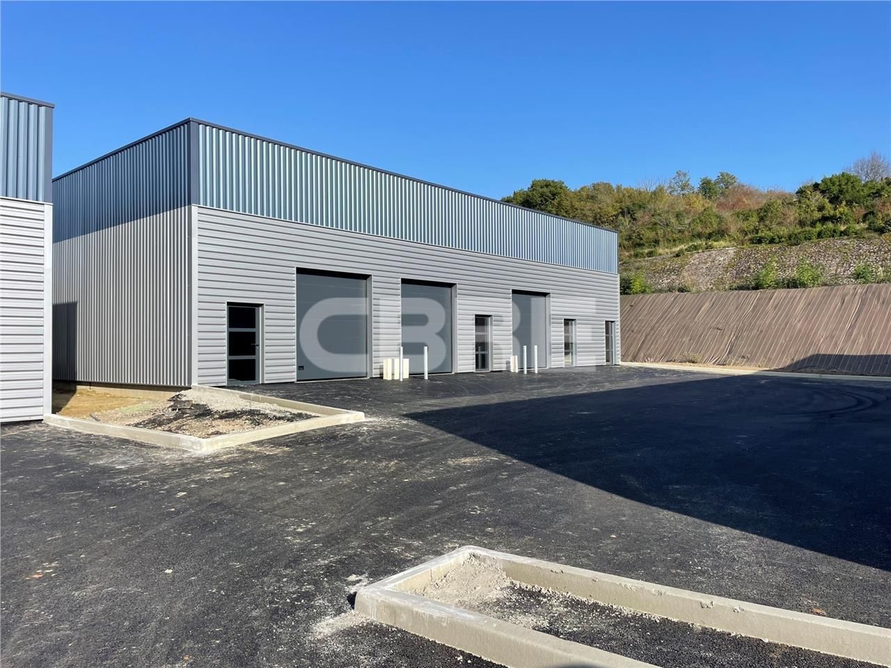 A VENDRE, sur la commune de Bassens, parc d'activ