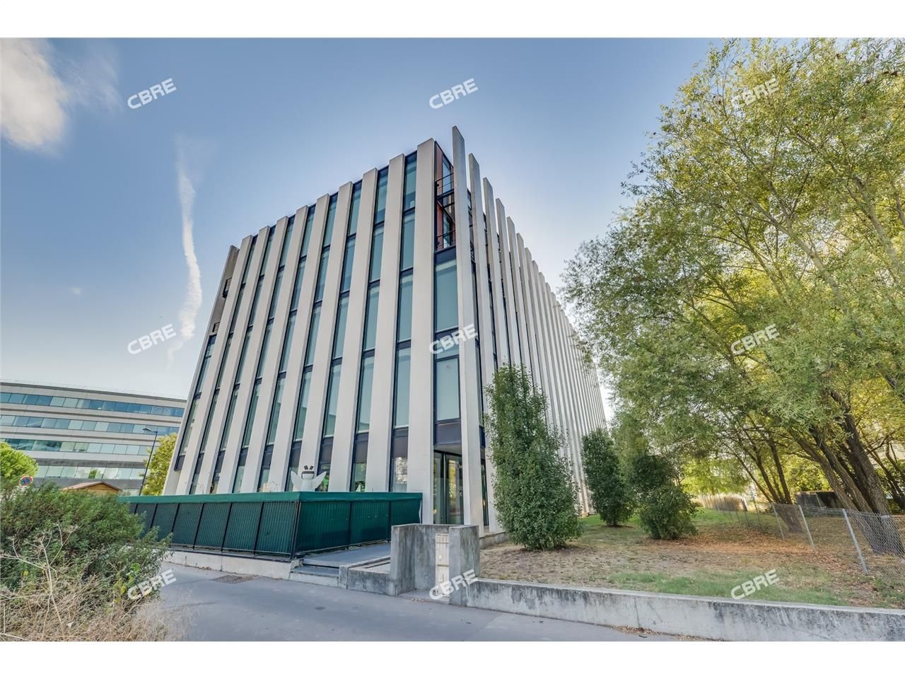 Au pied du tramway ligne C arrêt "Ravezies" qui r