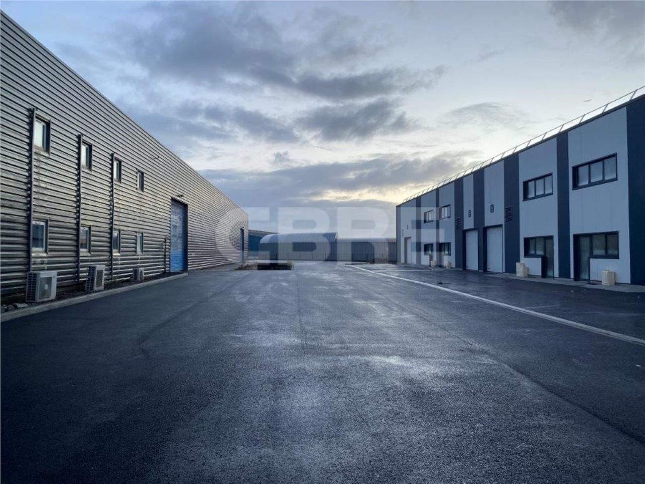 *** A VENDRE *** : Locaux artisanaux avec mezzani