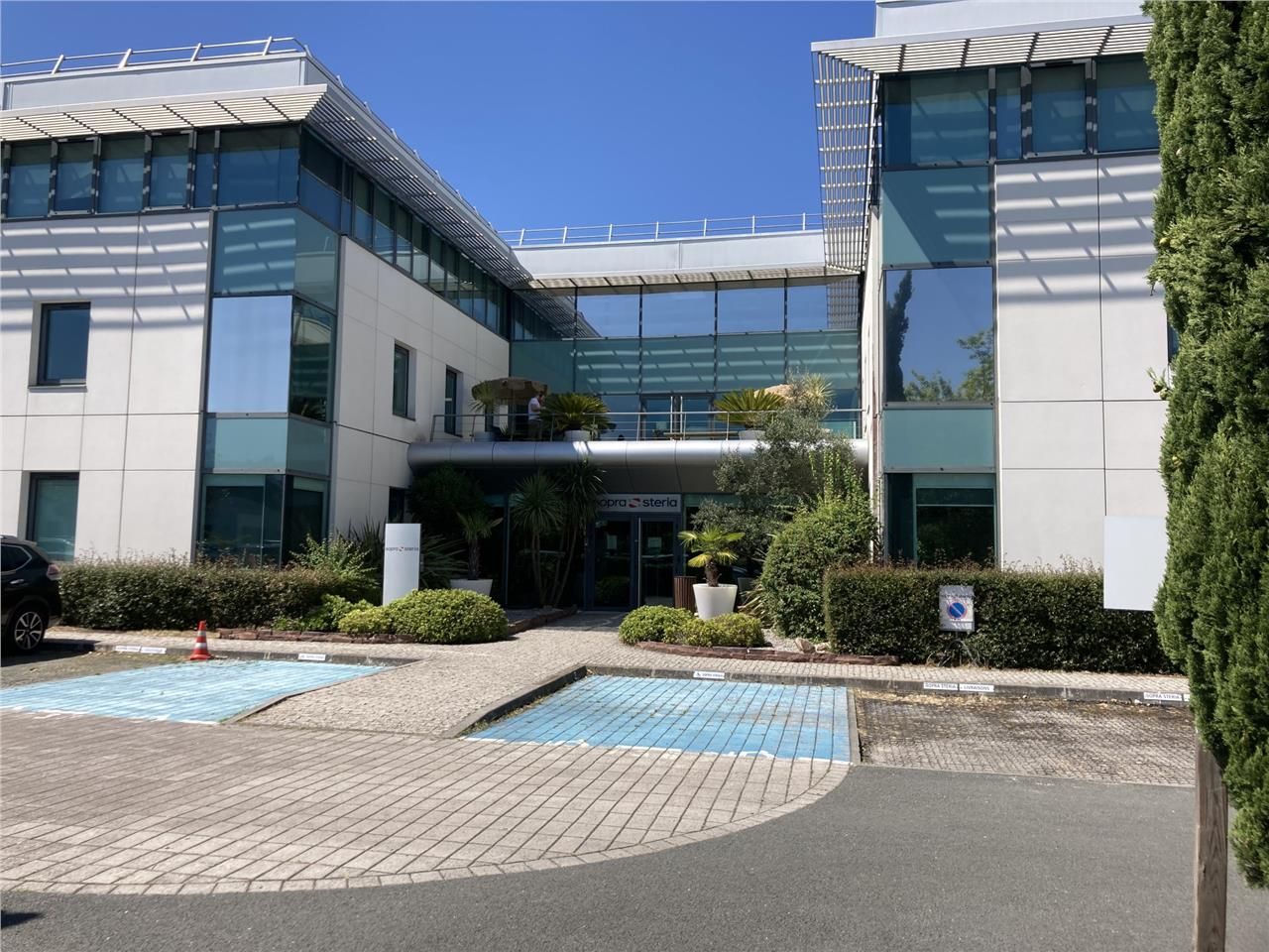 Dans le parc Galilée à Mérignac, site clos, sécur