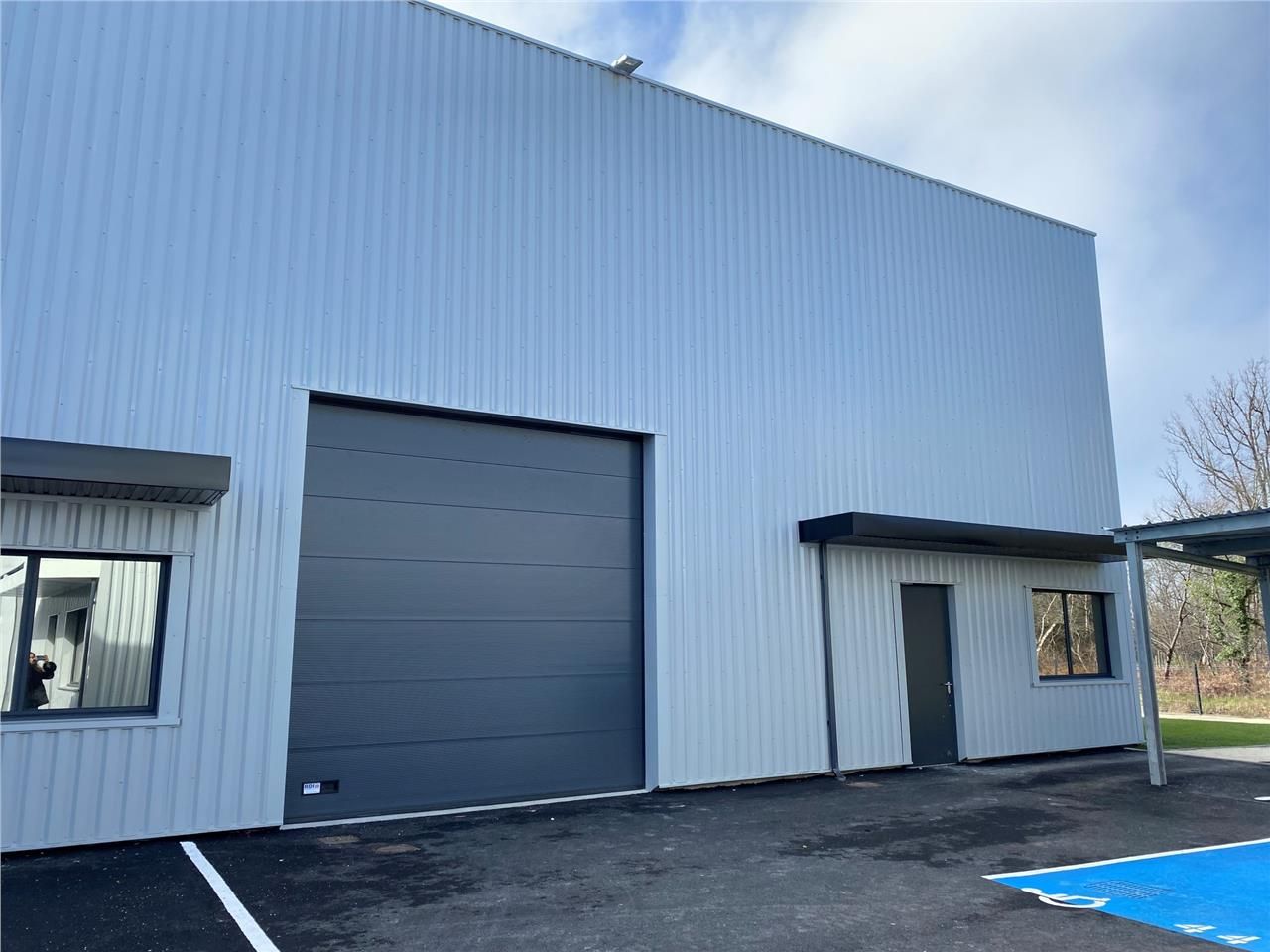 A LOUER : Cellules d'activités neuves bien placée