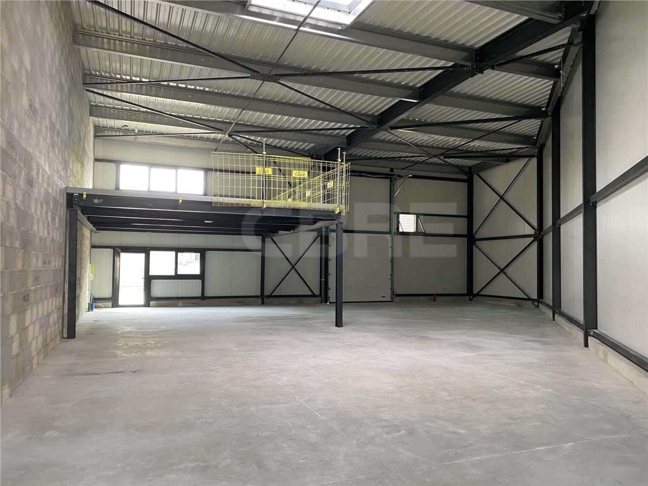 A vendre idéal artisan : Entrepôt avec mezzanine 