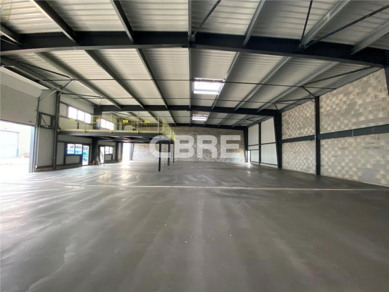 A vendre idéal artisan : Entrepôt avec mezzanine 