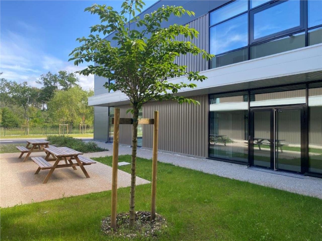 LOCATION : Au coeur du Parc d'Activités VERT CAST