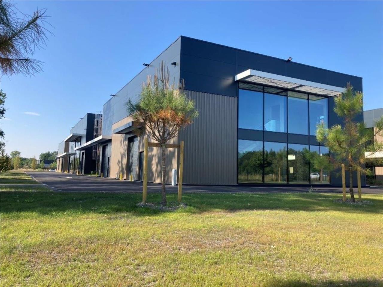 LOCATION : Au coeur du Parc d'Activités VERT CAST