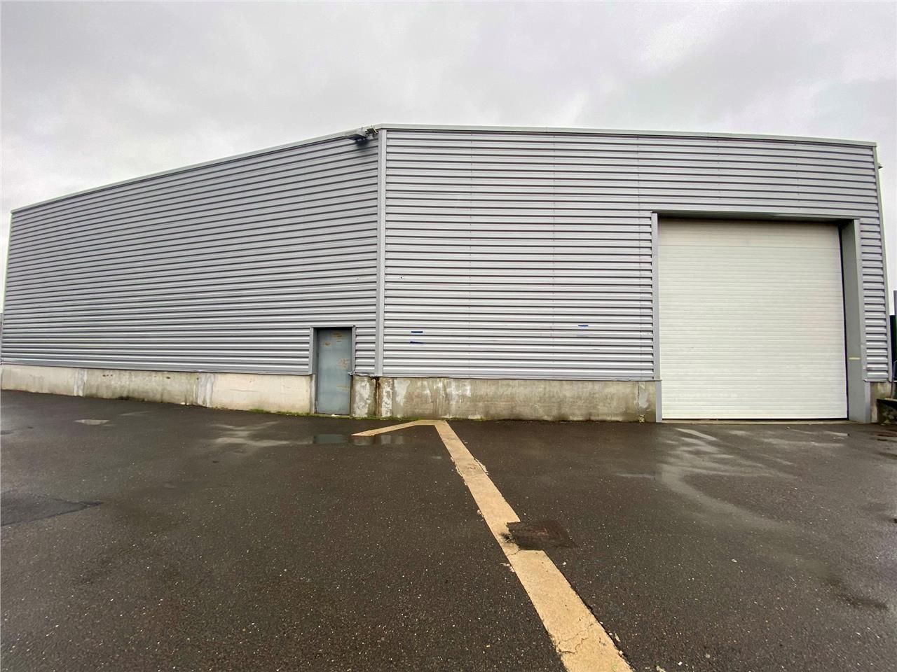 LOCATION - ENTREPÔT  : Venez découvrir cet entrep