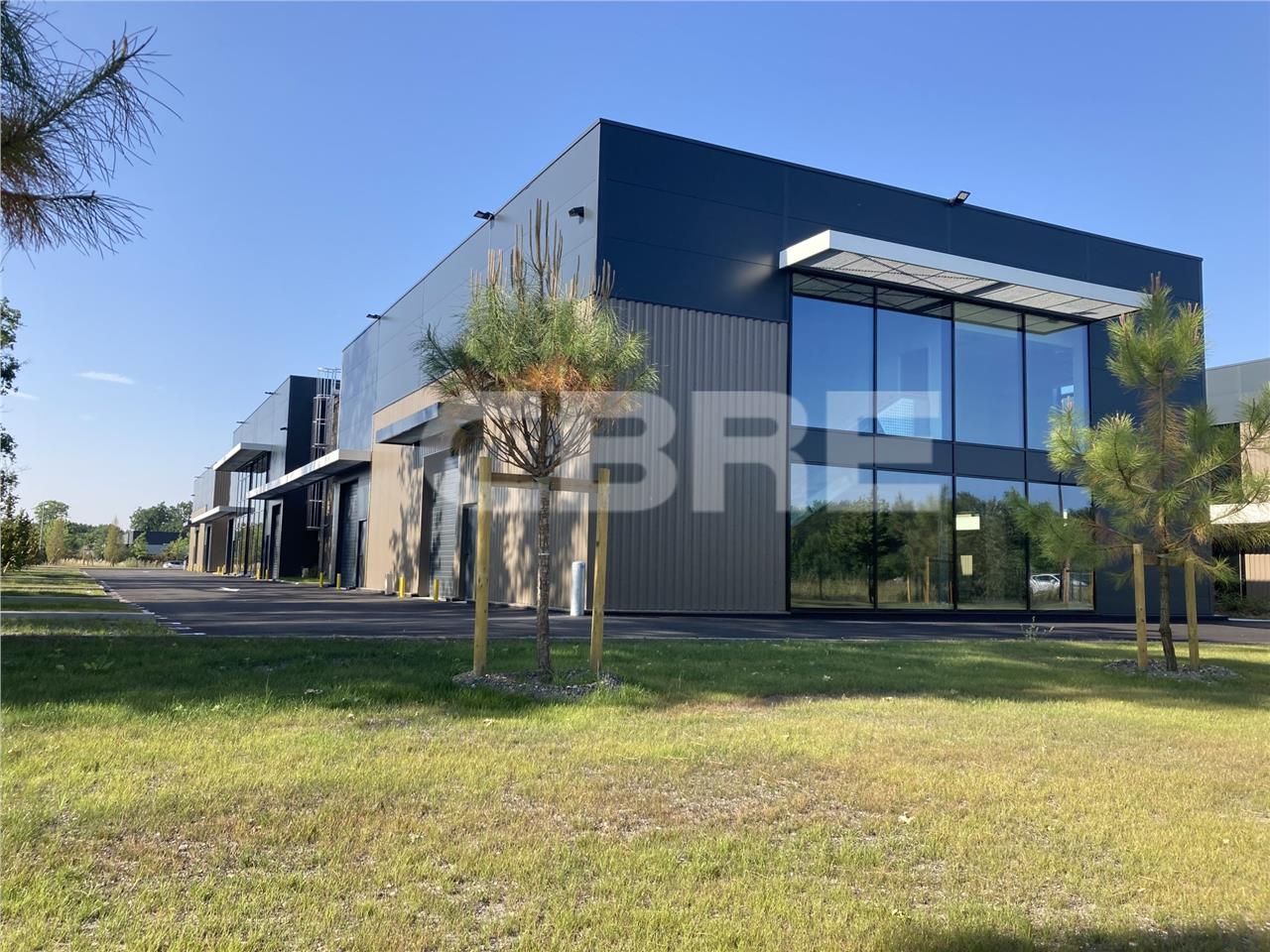 LOCATION : Au coeur du Parc d'Activités VERT CAST