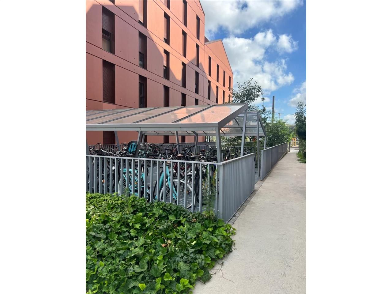 BASSINS A FLOT - CITE DU VIN - A LOUER -  Au coeu