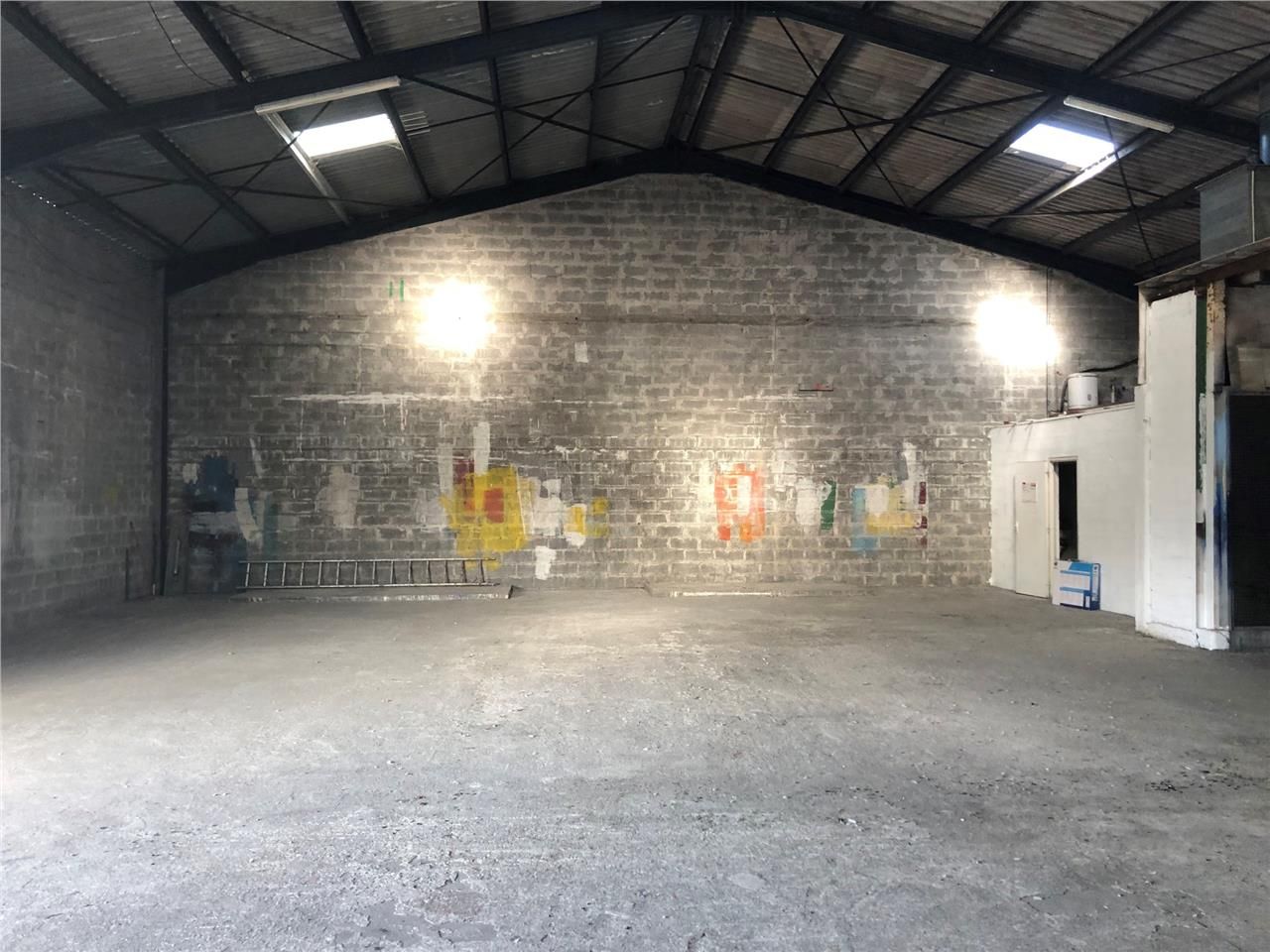 A Lormont, sur un site clos, A LOUER local d'acti