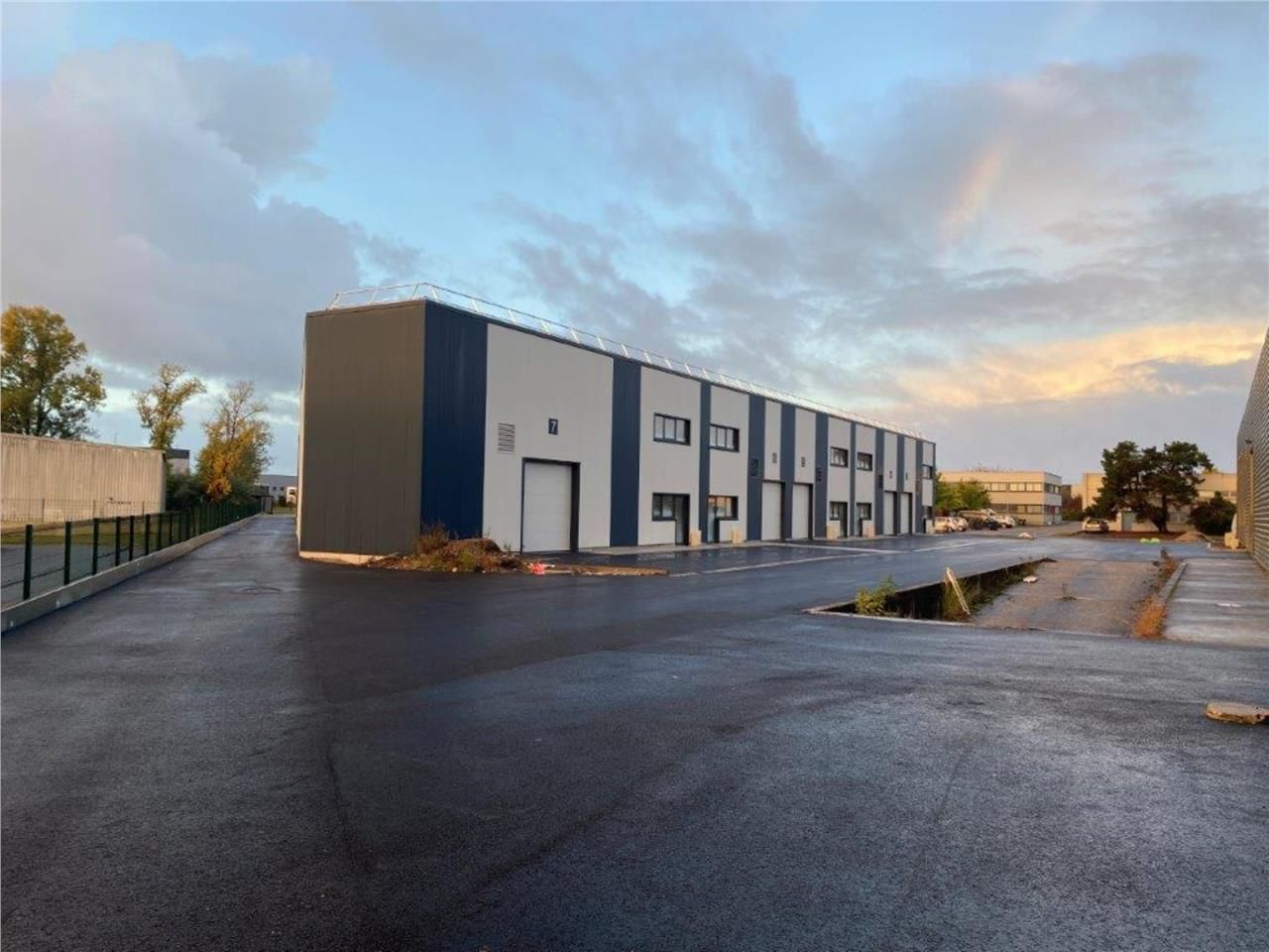 A VENDRE BÂTIMENT PROCHE TRAMWAY : CBRE vous prop