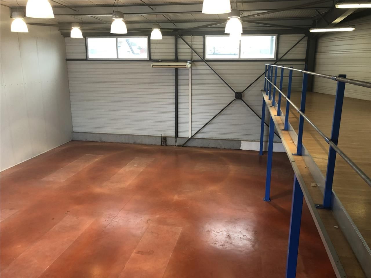 A LOUER, local d'activités d'environ 300 m² situé