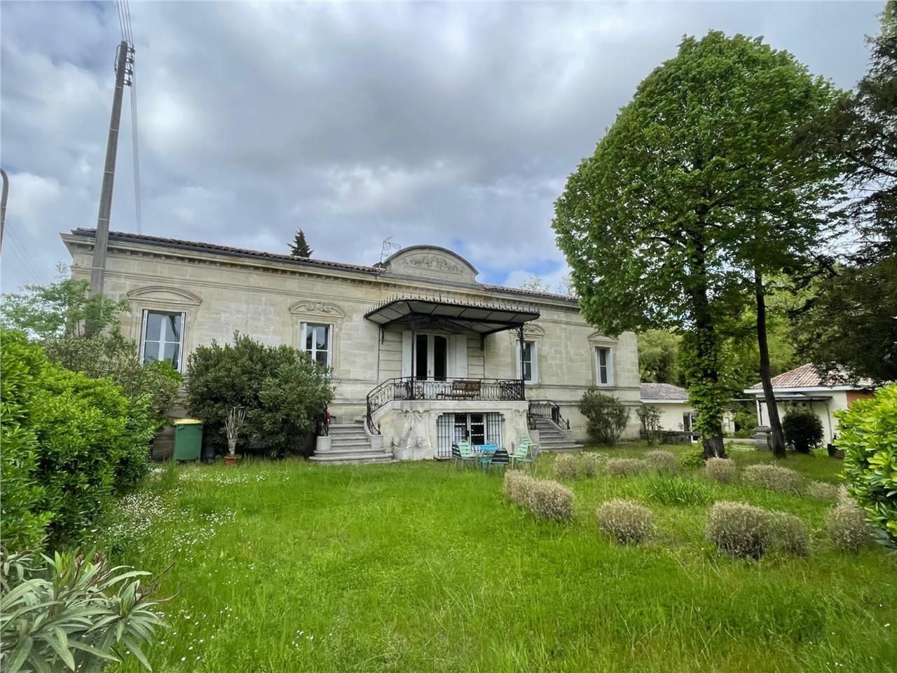 BEGLES, IMMEUBLE INDEPENDANT DE BUREAUX A VENDRE 