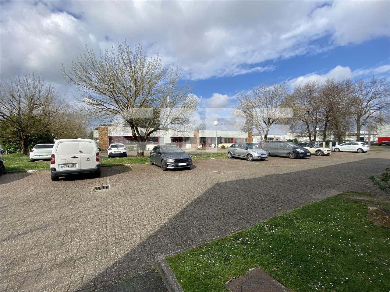 A LOUER BÂTIMENT PIED ROCADE ET TRAMWAY : CBRE vo