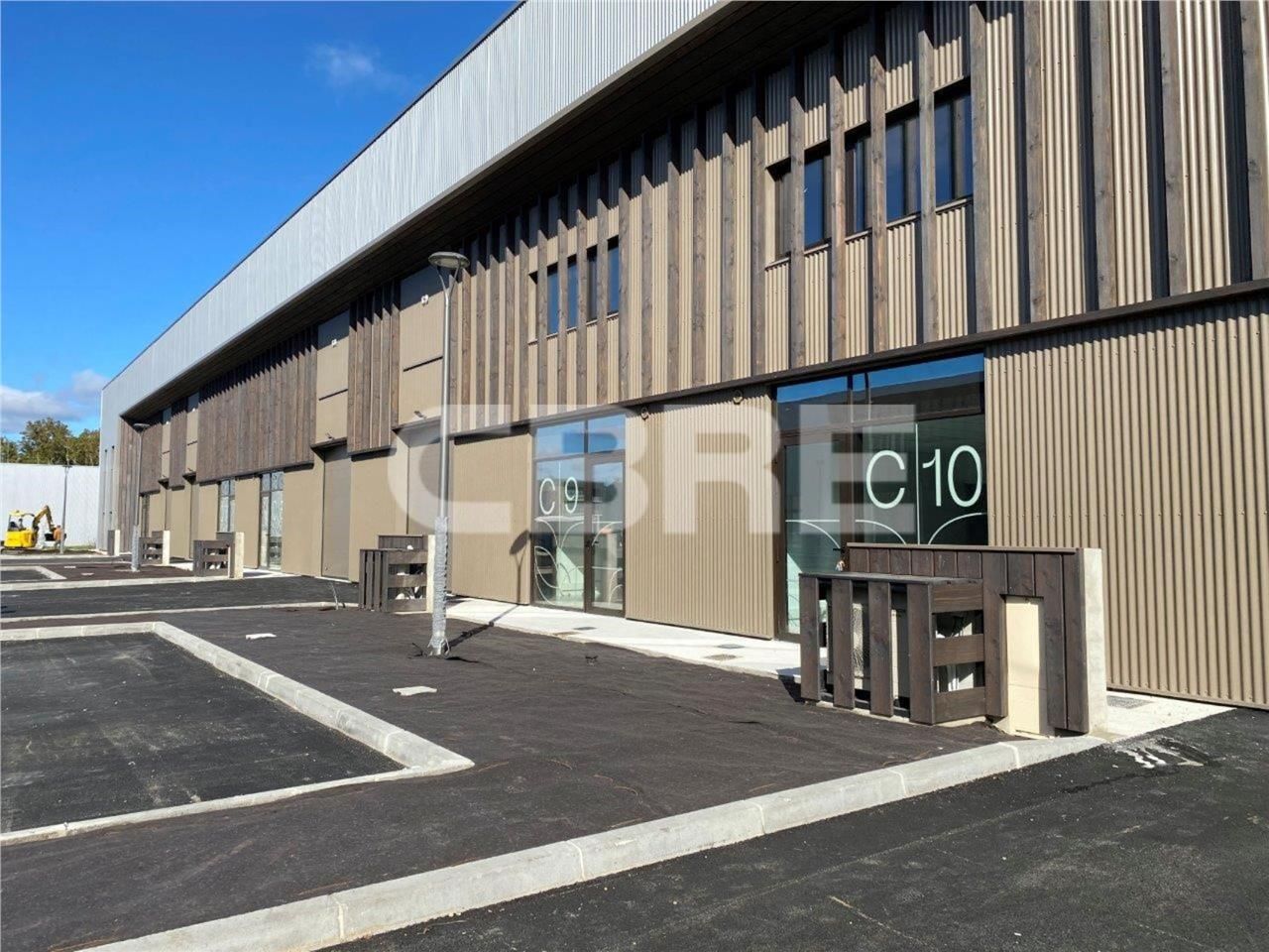 CBRE vous propose, à louer, un entrepôt de 319 m²