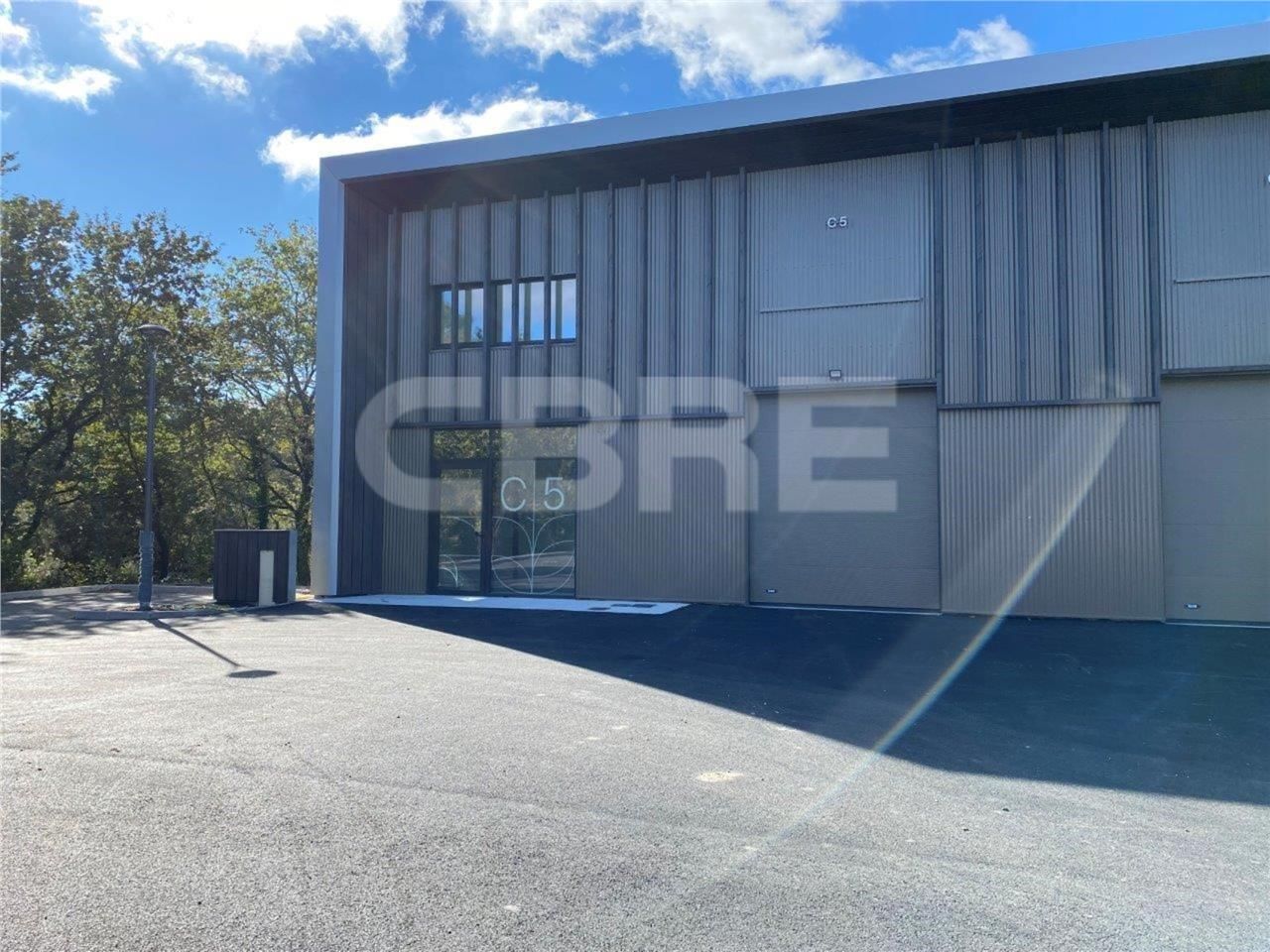 CBRE vous propose, à louer, un entrepôt de 319 m²