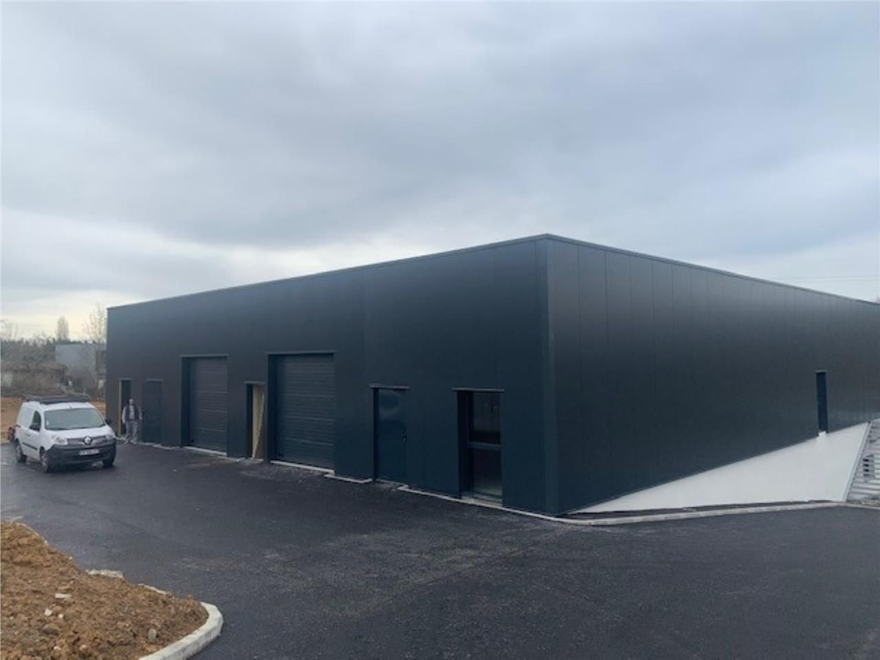 A LOUER, local d'activité neuf de 560 m² , situé 