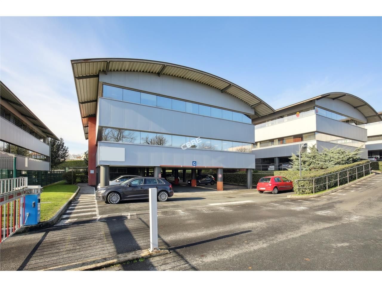 A LOUER, bureaux en R+1 d'une surface de 398.80 m