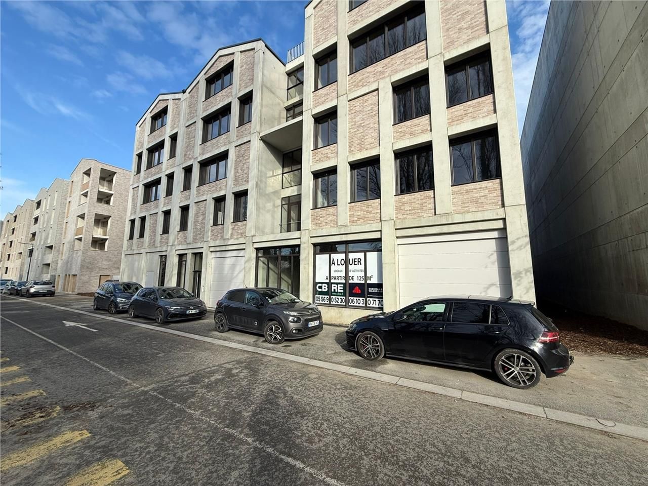 A LOUER, locaux d'activités au sein d'un immeuble