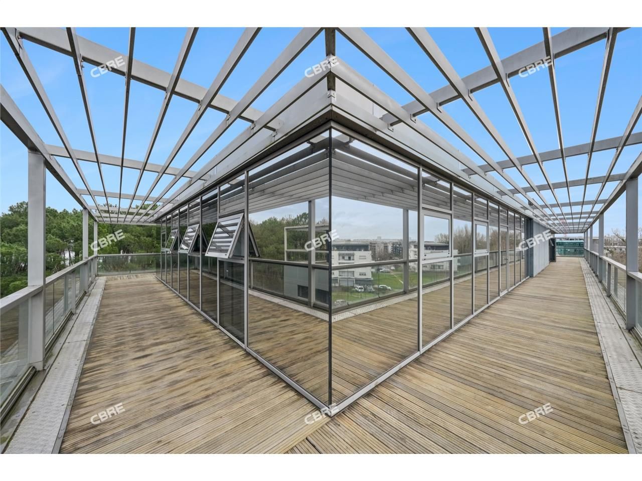 Dans un immeuble récent situé sur la zone du Tast