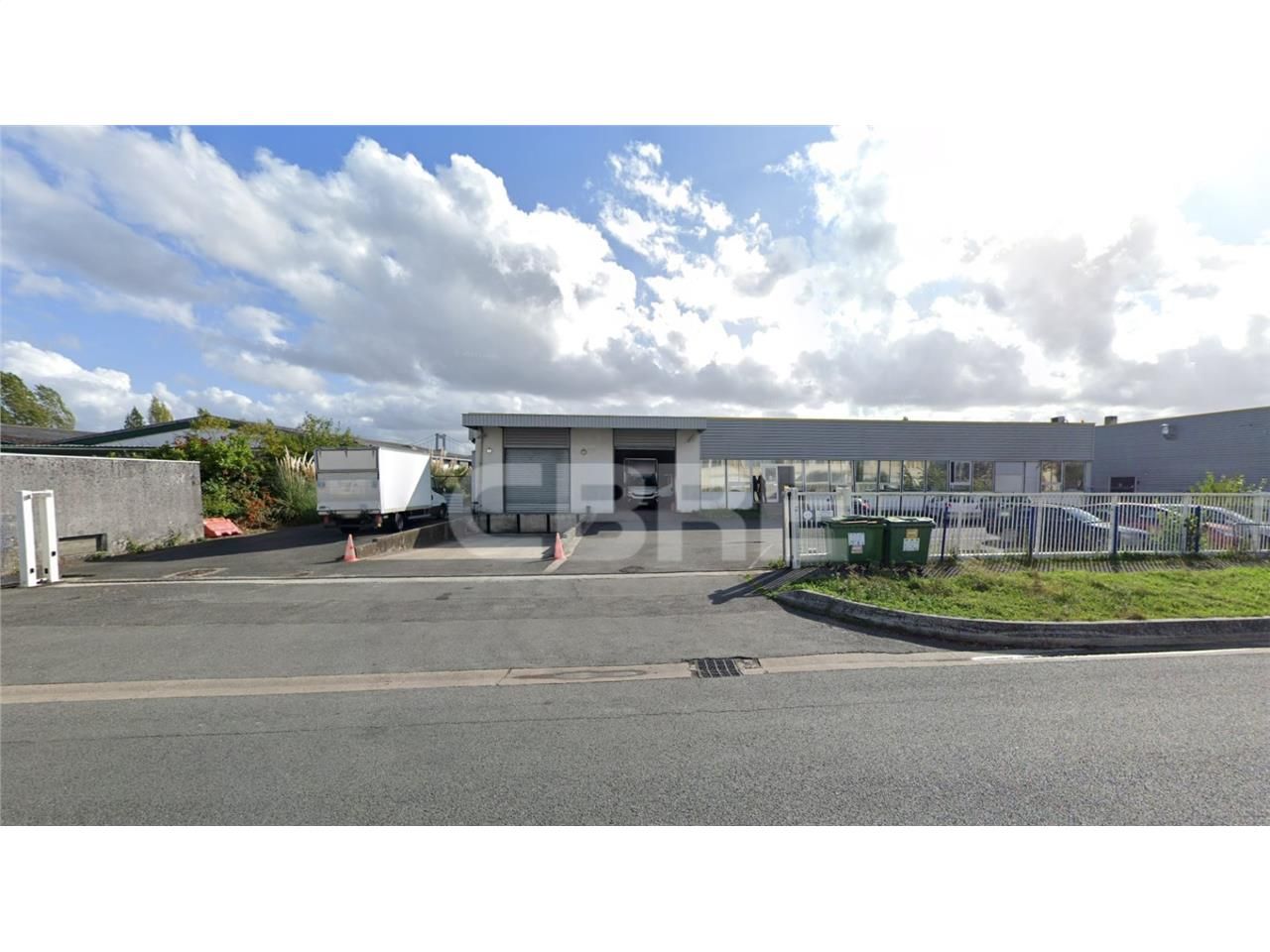 A VENDRE BÂTIMENT INDEPENDANT PROCHE ROCADE ET TR