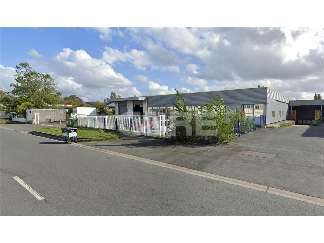 A VENDRE BÂTIMENT INDEPENDANT PROCHE ROCADE ET TR