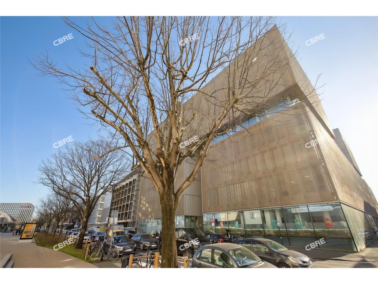 A proximité immédiate de la Gare Saint Jean, au s